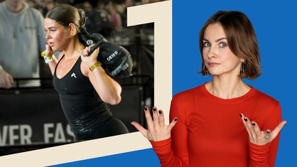 Moderatorin vor blauen Hintergrund mit Bild von einer Sportlerin.