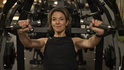 Moderatorin Anne Planken auf einem Trainingsgerät
