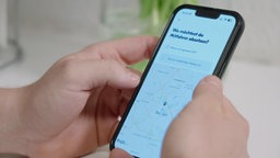 Handybildschrim in Hand mit geöffneter Blablacar App.