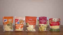 Reibekäse Emmentaler von verschiedenen Marken aufgereiht.