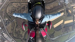 Im Gyrocopter von oben: Landschaft und Person zu sehen.