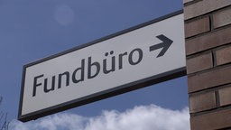 Das Bild zeigt ein Staßenschild, auf dem Finderlohn steht.