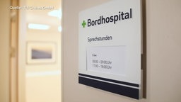 Das Bild zeigt das Schild eines Bordhospitals.