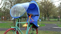 Ein Fahrrad mit dem Bub-Up Fahrradregenzelt.