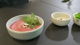 Das Bild zeigt eine Schüssel mit der Rote-Beete-Suppe.