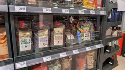 Das Bild zeigt eine Vitrine mit den verschiedenen teueren Kaffeebohnen. 
