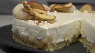 Das Bild zeigt die Vanillekipferl-Torte im Anschnitt.