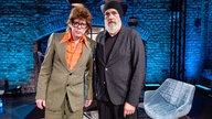 Moderator Torsten Sträter (r.) mit seinem Gast Helge Schneider.