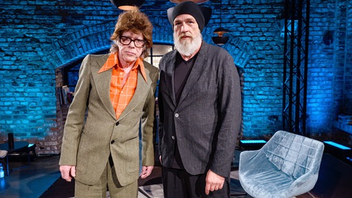 Moderator Torsten Sträter (r.) mit seinem Gast Helge Schneider.