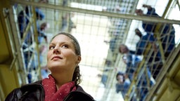 Auf dem Weg durch die JVA zur Direktorin Katharina Streiter ist Franziskas (Tessa Mittelstaedt) Weg von Pfiffen begleitet.