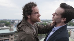 Kommissar Faber (Jörg Hartmann) hält den Verdächtigen Markus Graf (Florian Bartholomäi) am Hals.