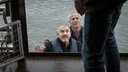 Die Kommissare Freddy Schenk und Max Ballauf sind mit einem Boot der Wasserschutzpolizei zu Daniel Huberty gebracht worden. Der Ex-Lehrer hat ein Ausflugsschiff auf dem Rhein entführt. 