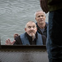 Die Kommissare Freddy Schenk und Max Ballauf sind mit einem Boot der Wasserschutzpolizei zu Daniel Huberty gebracht worden. Der Ex-Lehrer hat ein Ausflugsschiff auf dem Rhein entführt. 
