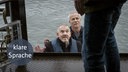 Die Kommissare Freddy Schenk und Max Ballauf sind mit einem Boot der Wasserschutzpolizei zu Daniel Huberty gebracht worden. Der Ex-Lehrer hat ein Ausflugsschiff auf dem Rhein entführt. 