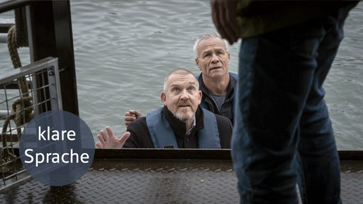Die Kommissare Freddy Schenk und Max Ballauf sind mit einem Boot der Wasserschutzpolizei zu Daniel Huberty gebracht worden. Der Ex-Lehrer hat ein Ausflugsschiff auf dem Rhein entführt. 