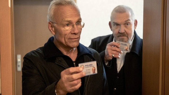 Max Ballauf (l., Klaus J. Behrendt) und Freddy Schenk (r., Dietmar Bär) auf Spurensuche bei Stefanie Schreiter. Auch sie steht auf Fabian Pavlous Schuldnerinnen-Liste.