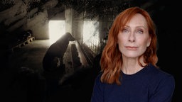 Andrea Sawatzki schaut in die Kamera. Im Hintergrund sieht man ein Bild eines einsamen Hundes in einem Shelter.