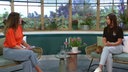 Zwei Frauen sitzen im Fernsehstudio und unterhalten sich 
