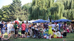 Verkleidete Menschen am Aachener Weiher in Köln bei der Veranstaltung Jeck im Sunnesching