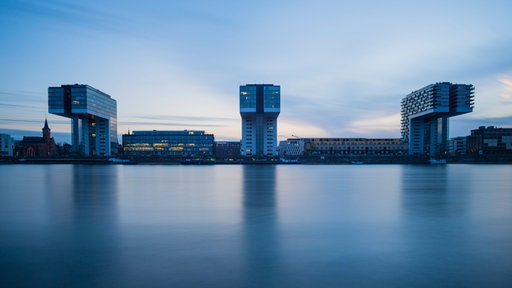 Blick auf die Kranhäuser im Rheinauhafen in Köln am Rhein in der Abenddämmerung