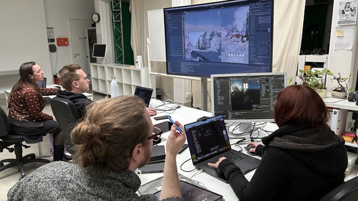 Team der Hochschule Düsseldorf vor einem großen Monitor
