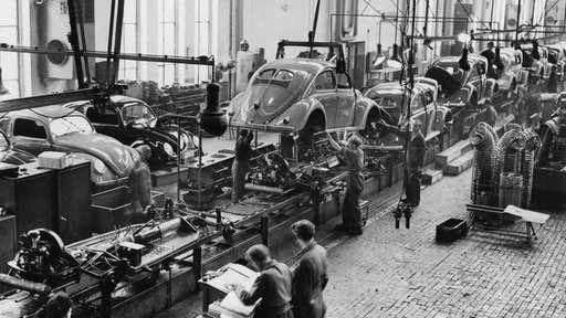 Fließbandproduktion des VW Käfers 1952
