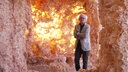 Mann steht in Kunstinstallation