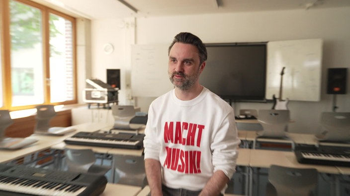 Großaufnahme Mann, mit Schrift "Macht Musik" auf T-Shirt