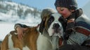 Kind umarmt Bernhardinerhund