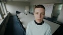 Nele Jongeling steht vor Konferenztisch