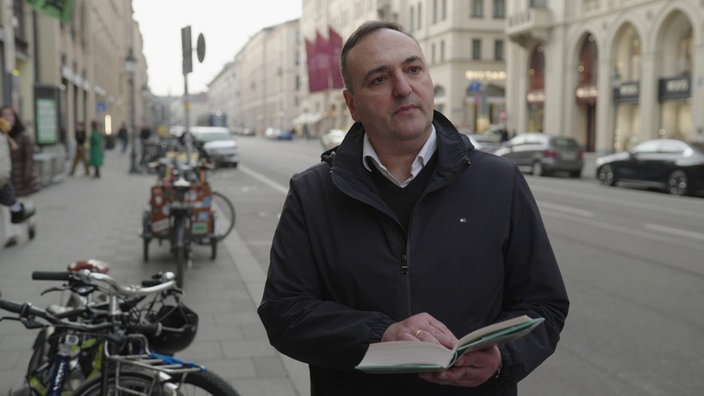 Mann steht auf Straße