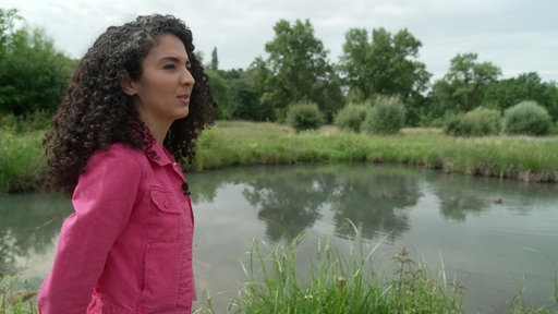 Siham El-Maimouni steht an einem Teich