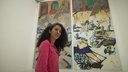 Siham El-Maimouni vor einem Gemälde