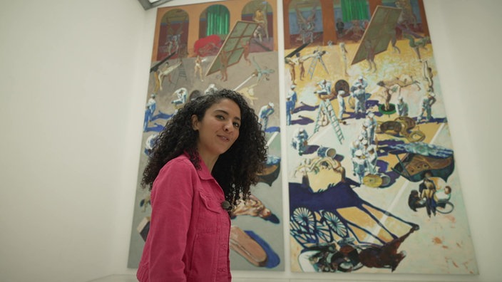 Siham El-Maimouni vor einem Gemälde