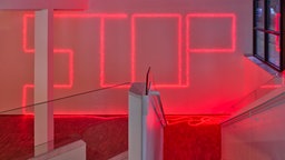 Lichtinstallationen mit dem Wort Stop