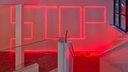 Lichtinstallationen mit dem Wort Stop