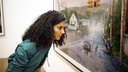Siham El-Maimouni vor einem Bild von Gregory Crewdson in der Retrospektive im Kunstmuseum Bonn