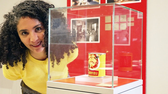 Siham El-Maimouni in der Ausstellung "Mahlzeit! Wie Essen uns verbindet" im LWL-Landesmuseum Herne