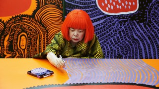 Frau mit roten Haaren malt