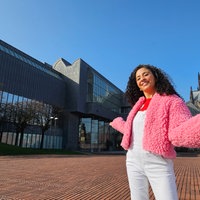 Frau steht auf Platz, im Hintergrung der Kölner Dom und das Museum Ludwig