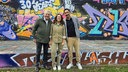 Musical "Baha und die wilden 70er": Siham El-Maimouni mit Nedim Hazar (li.) und Eko Fresh vor einer Wand mit Graffiti