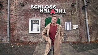 Thilo Jahn vor dem Schlosstheater Moers