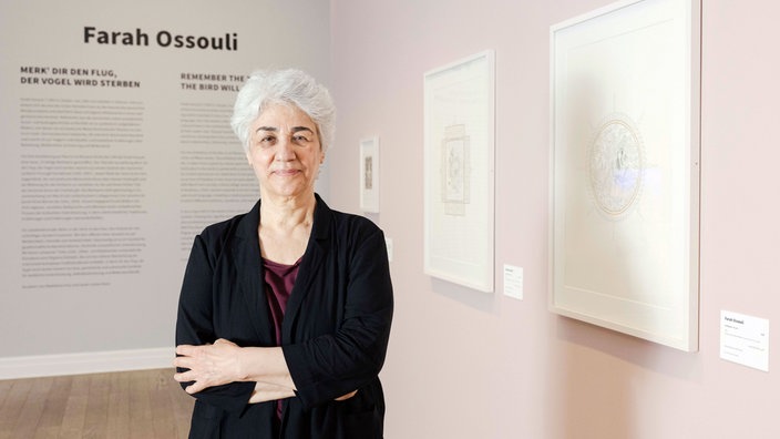 Farah Ossouli in ihrer Ausstellung "Merk' dir den Flug - Der Vogel wird sterben" im Max Ernst Museum Brühl des LVR