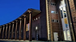 Das Staatenhaus, Ausweichquartier der Oper Köln. Fassade bei Nacht