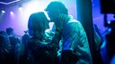 Filmszene aus der Serie "naked" mit Marie (Svenja Jung) und Luis (Noah Saavedra) 