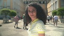 Nahaufnahme Siham El-Maimouni vor Schlossfassade