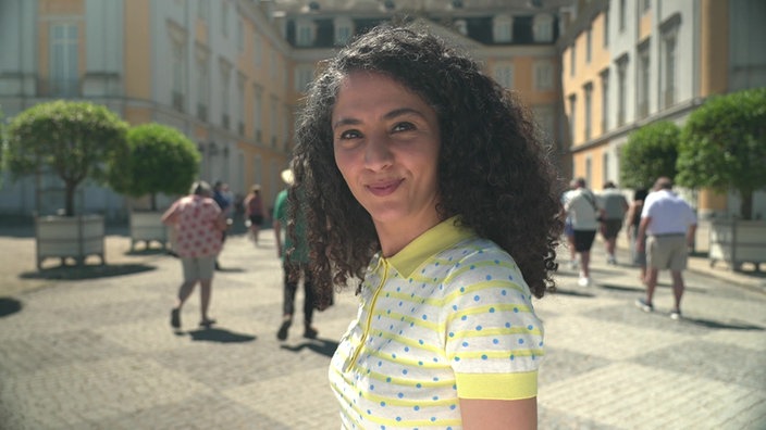 Nahaufnahme Siham El-Maimouni vor Schlossfassade