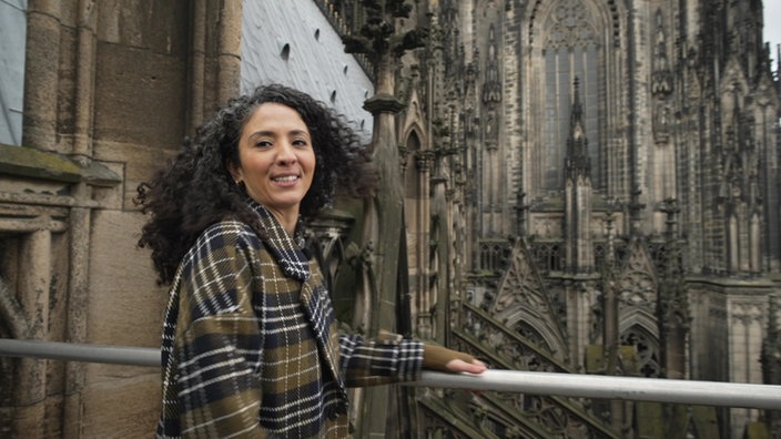 Frau  auf dem Kölner Dom
