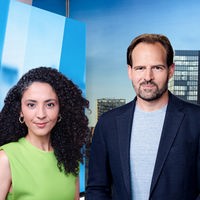 Siham El-Maimouni und Henrik Hübschen stehen im Studio. Neben ihnen das Westpol-Logo.