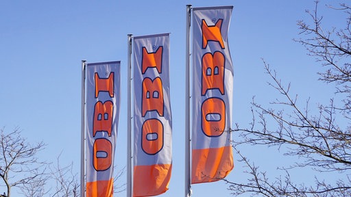 Flaggen des Baumarkts Obi wehen im Wind